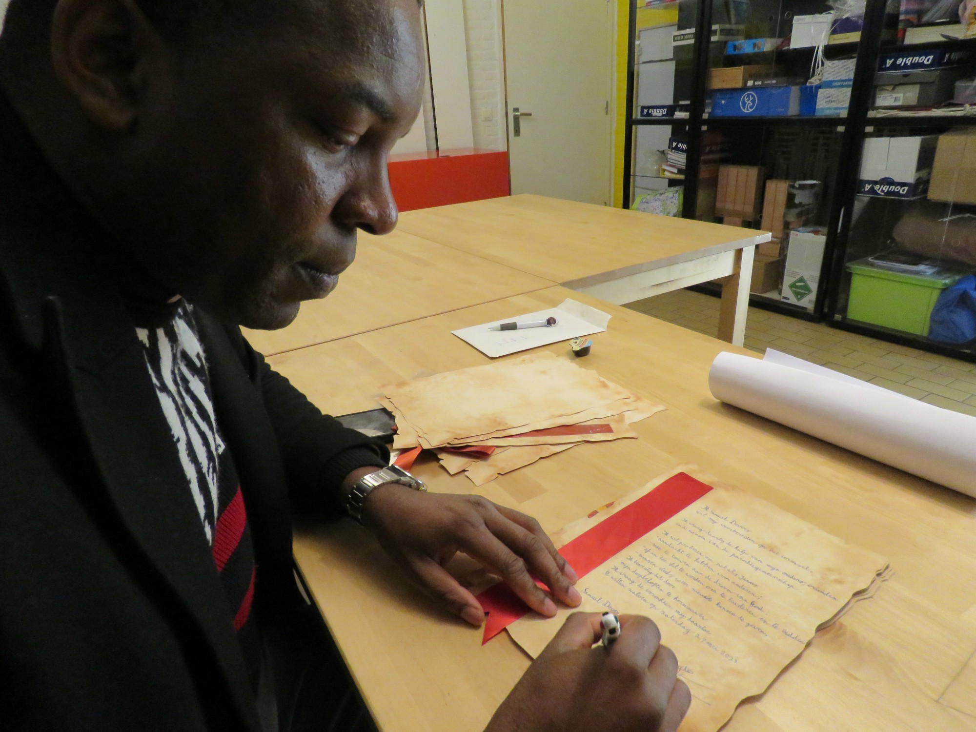 Vormsel 2023 - Vicaris Emmanuel Ikeobi tekent de charters van de vormelingen